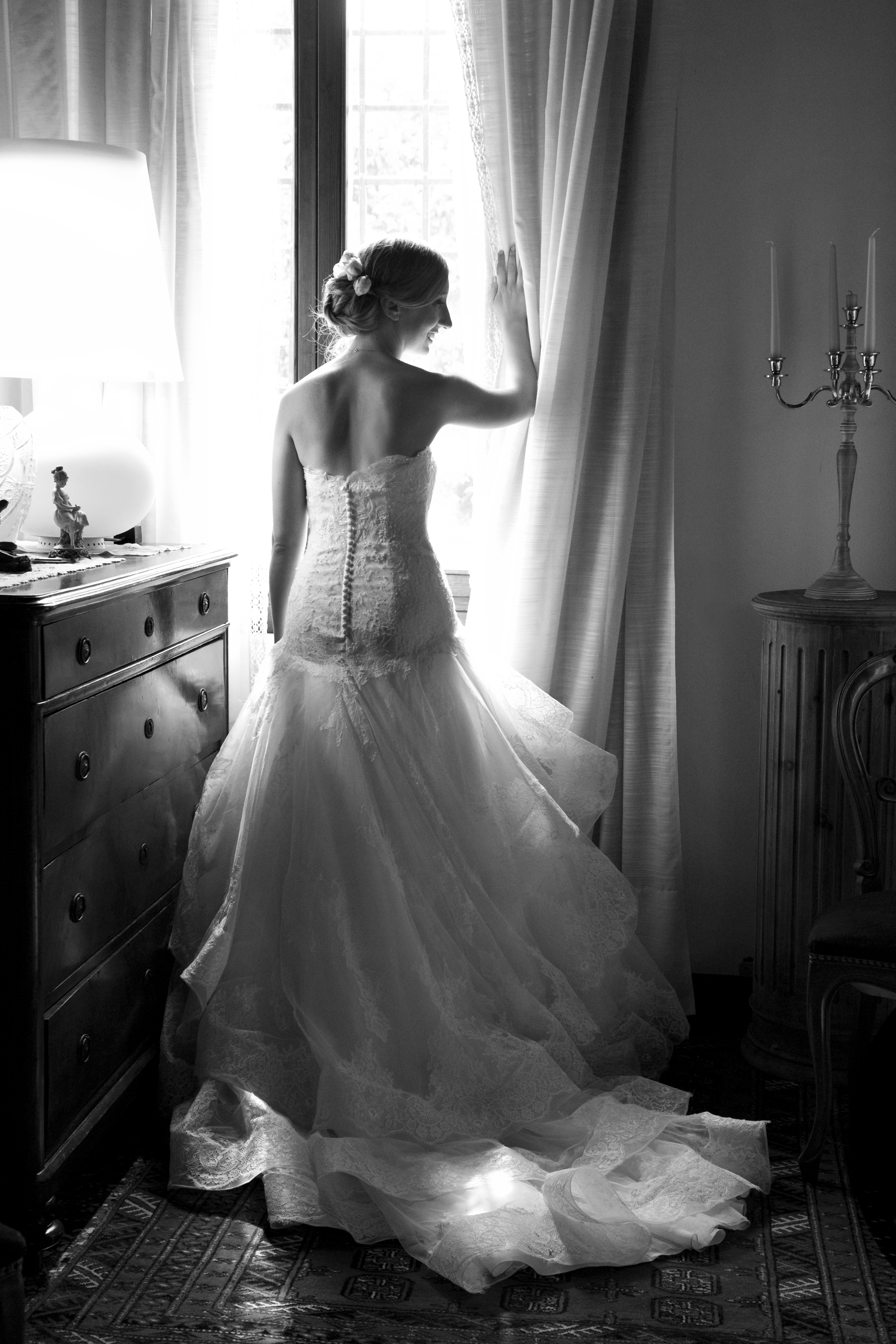 Dettaglio mani e bouquet durante matrimonio