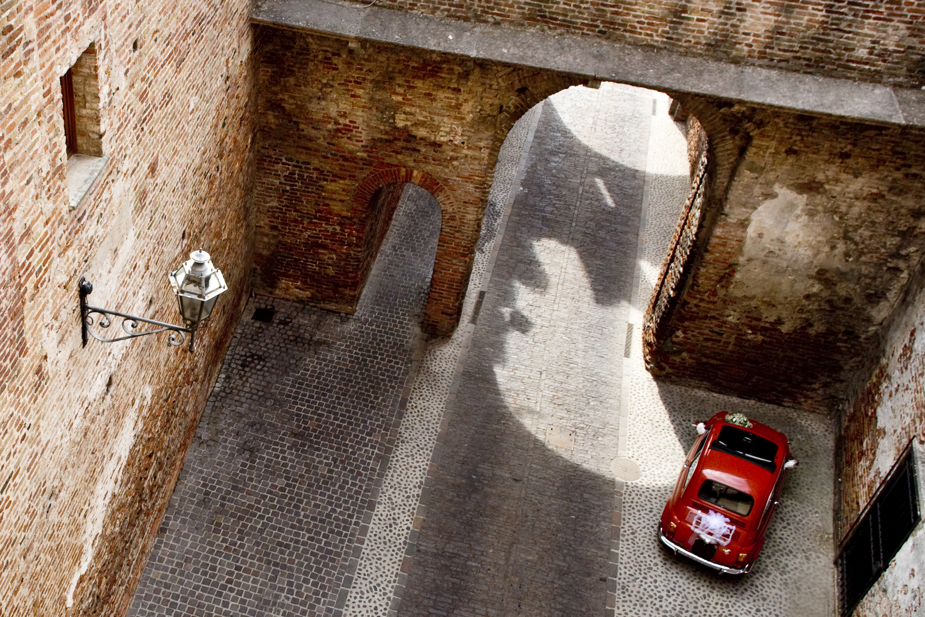 Scatto fashion con luce drammatica